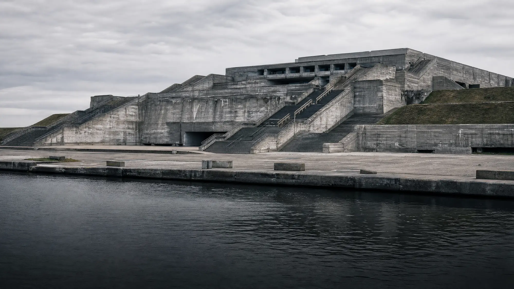 Explorez cette structure brutaliste massive construite pour les Jeux olympiques de 1980. Promenez-vous sur les terrasses extérieures gratuites ou participez à une visite guidée sur l'histoire soviétique.