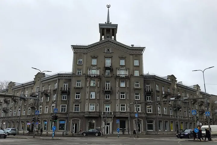 Ein großes, graues Gebäude aus der Sowjetzeit mit einer Stern-Turmspitze in Tallinn.