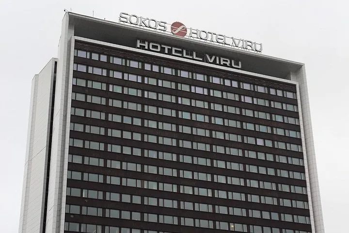 El exterior del alto edificio marrón del Hotell Viru en Tallin.