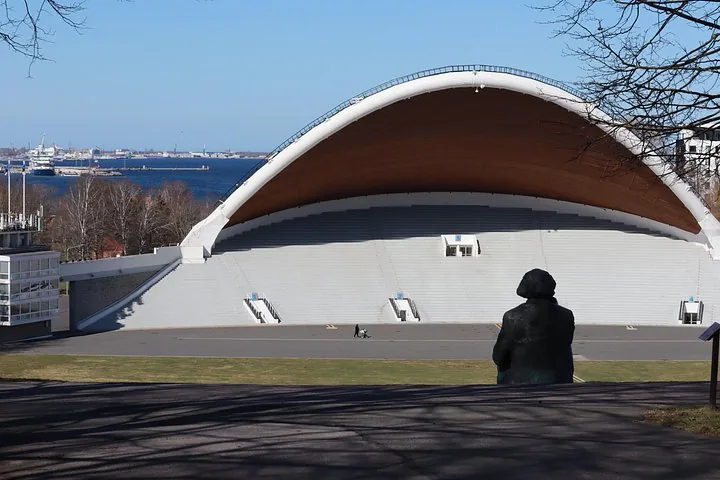 Le vaste amphithéâtre du champ du Chant de Tallinn, près de la mer.